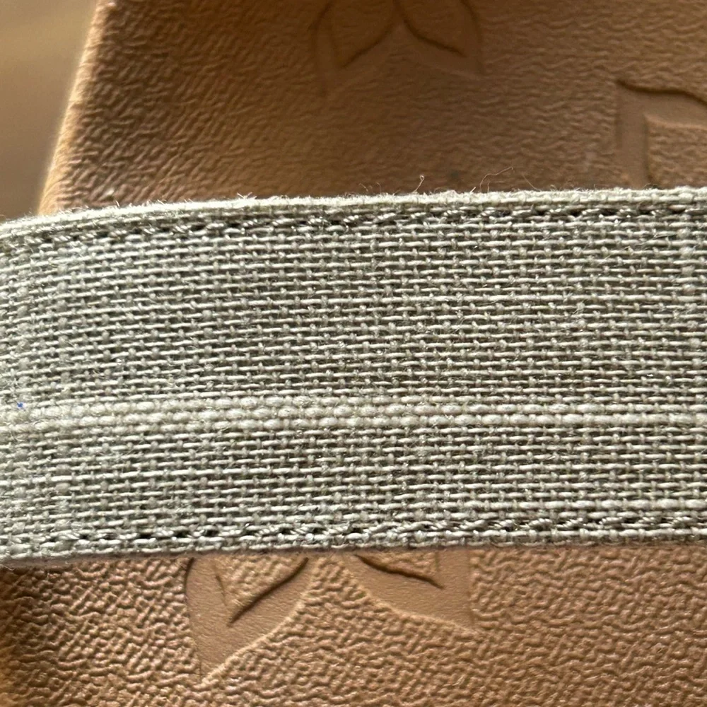 Skechers Taupe Greige Color‎ Wedge Sandals with Elastic Straps Comfy Size 8